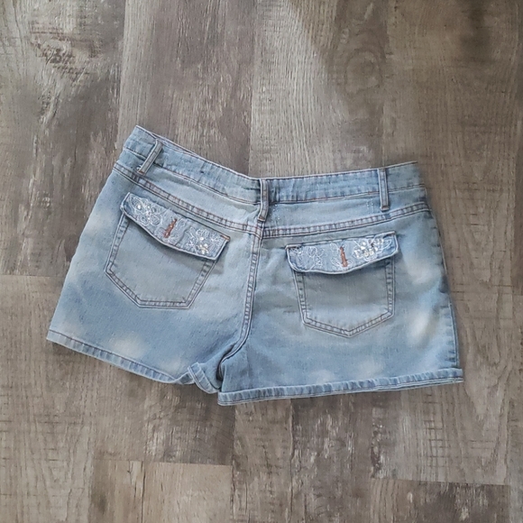 Shorts - Picture 2 of 3